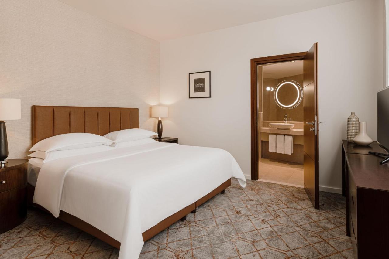 Sheraton Poznan Hotel Exterior foto A bedroom at the hotel