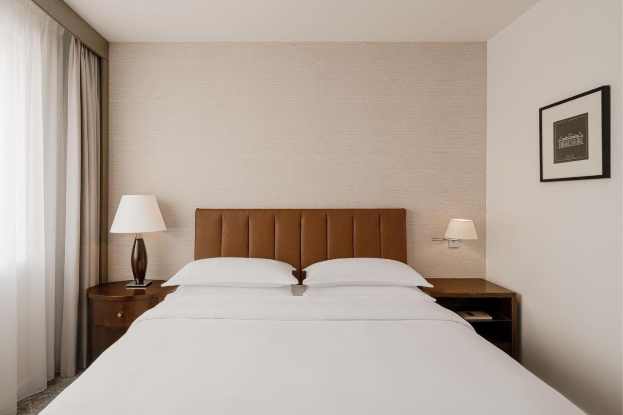 Sheraton Poznan Hotel Exterior foto A bedroom at the hotel
