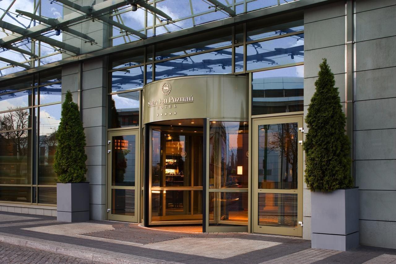 Sheraton Poznan Hotel Exterior foto Entrance to the hotel