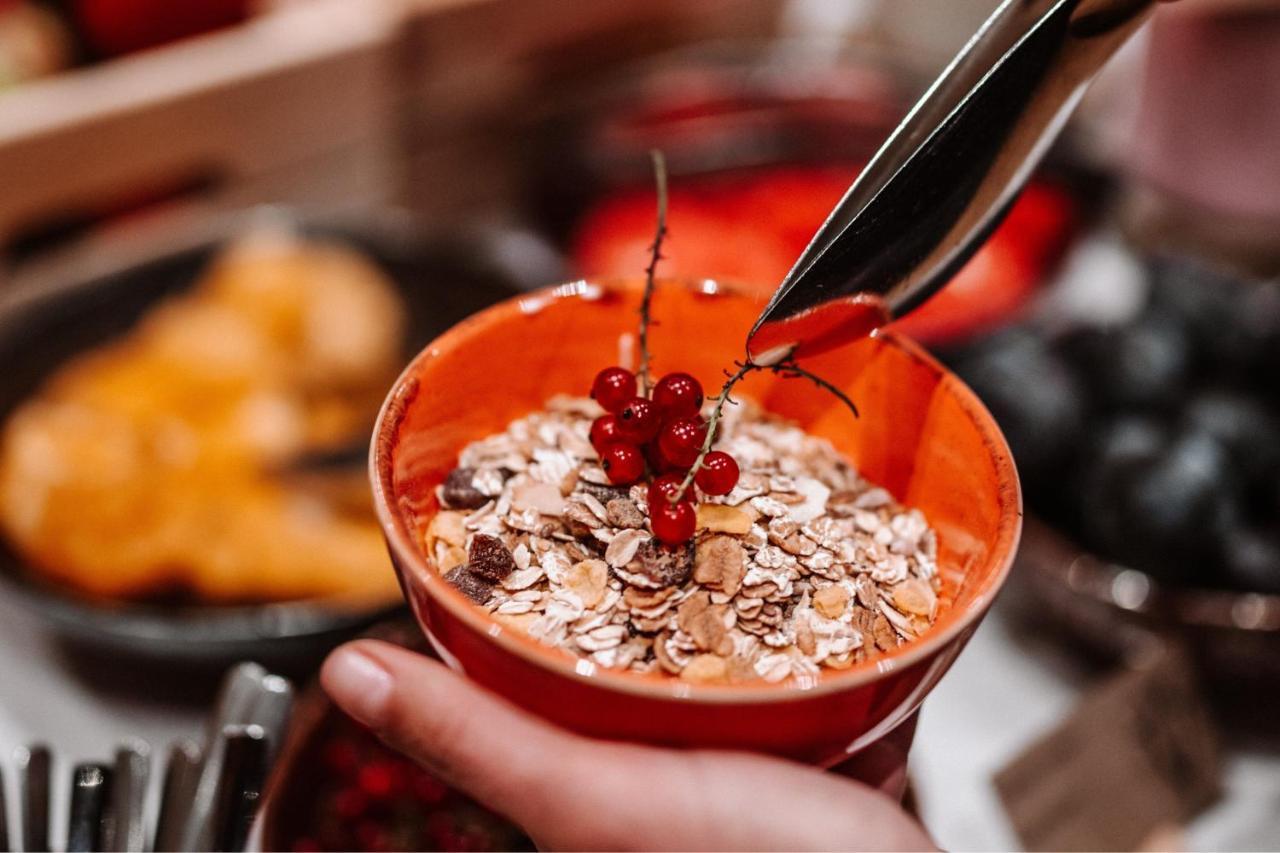 Sheraton Poznan Hotel Exterior foto A bowl of oatmeal with red currants