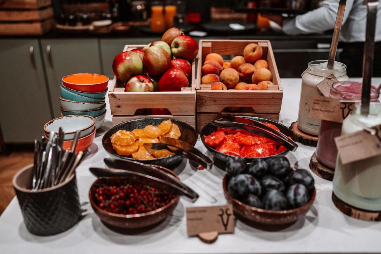 Sheraton Poznan Hotel Exterior foto Fruit and dried fruit at a buffet