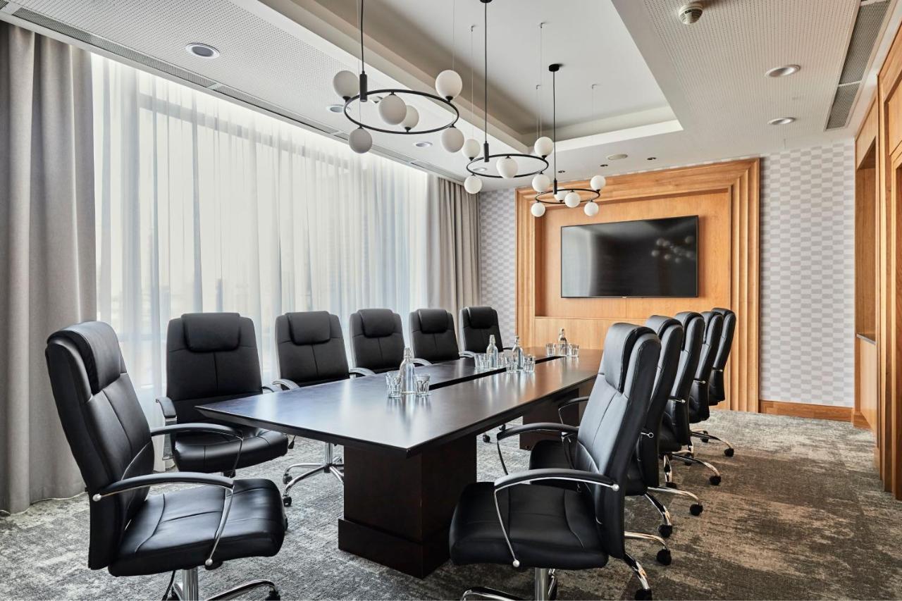Sheraton Poznan Hotel Exterior foto Boardroom at the Hilton London Heathrow