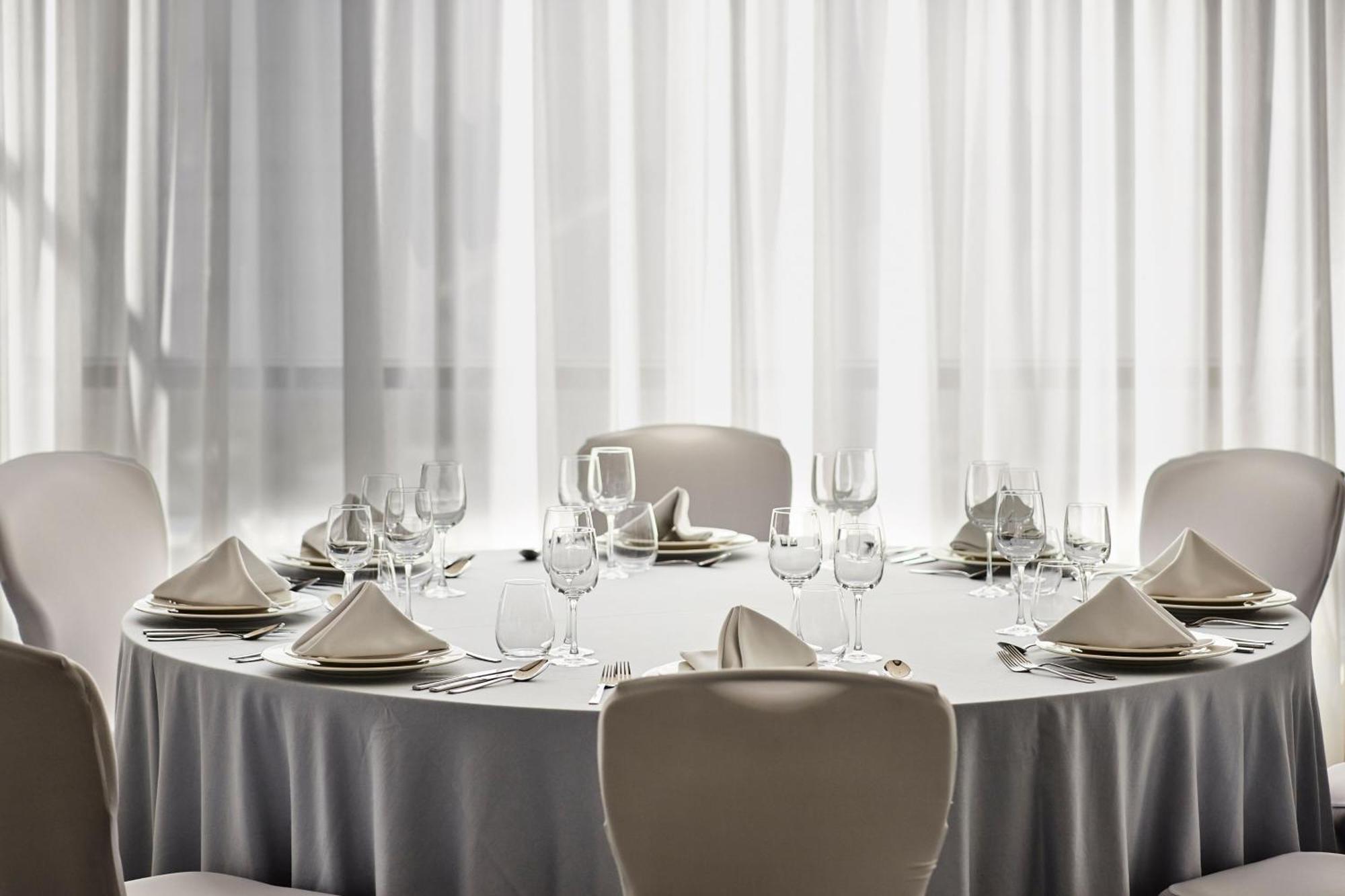 Sheraton Poznan Hotel Exterior foto A table set for a formal dinner