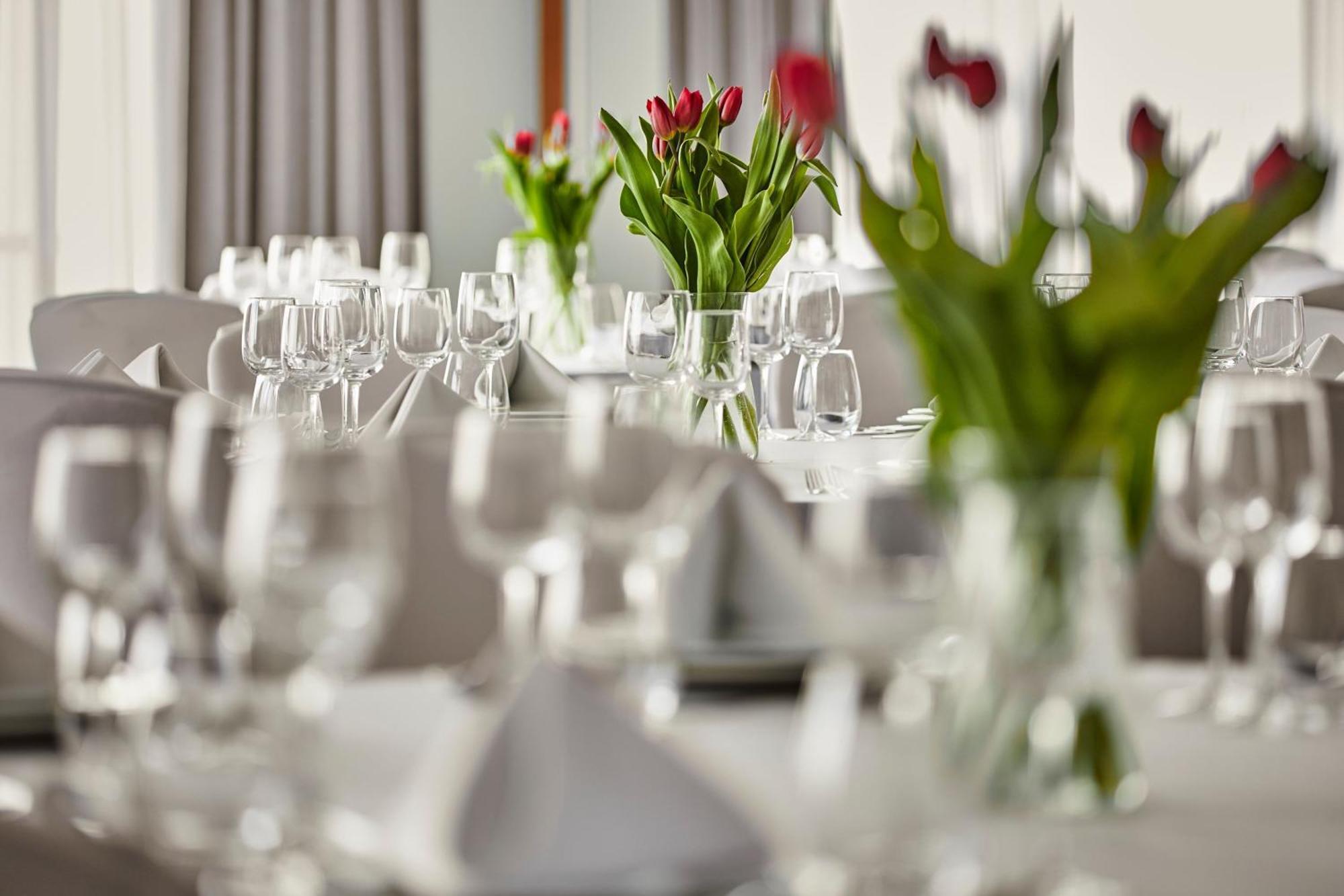 Sheraton Poznan Hotel Exterior foto A table set for a formal dinner
