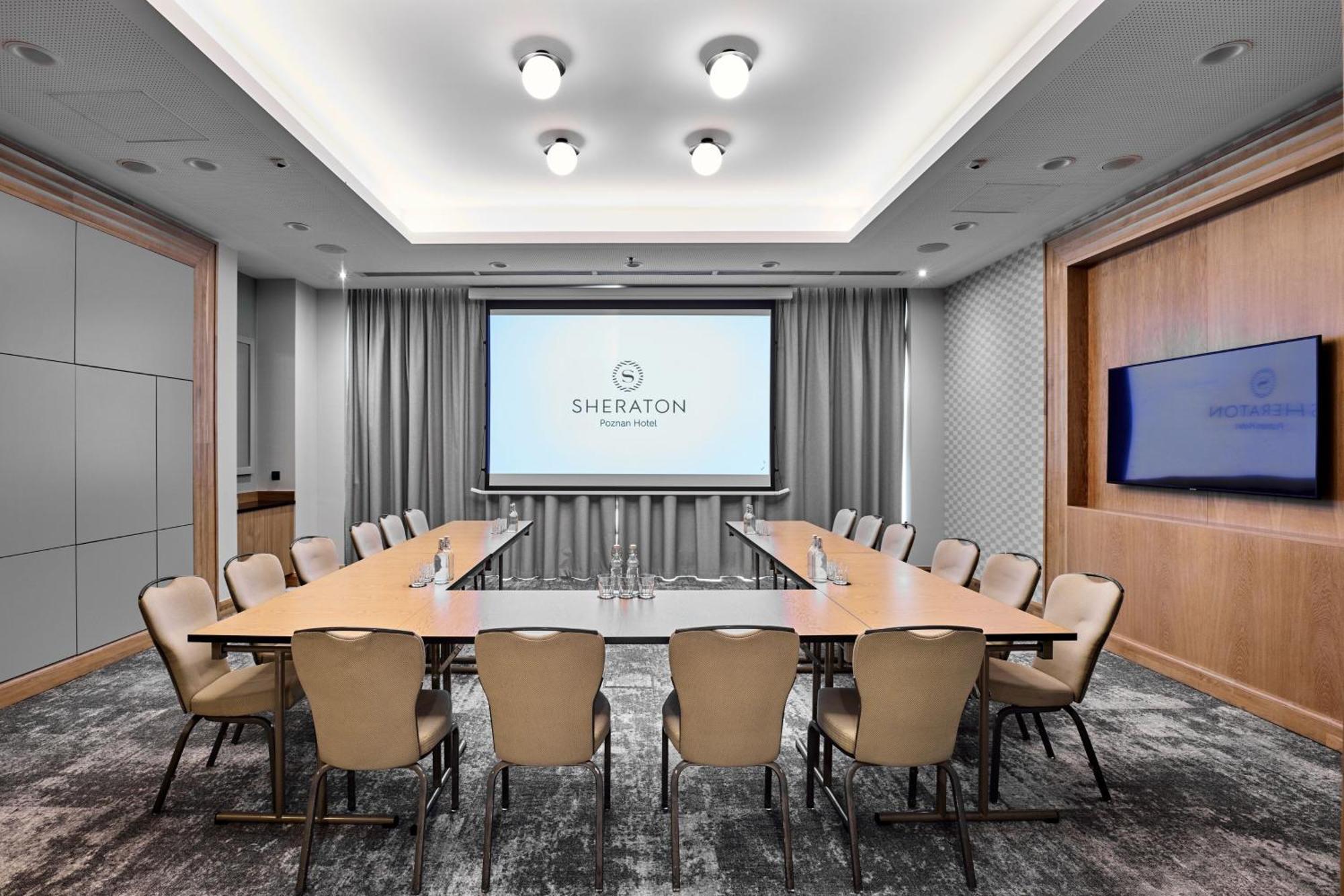 Sheraton Poznan Hotel Exterior foto A meeting room at Sheraton New York
