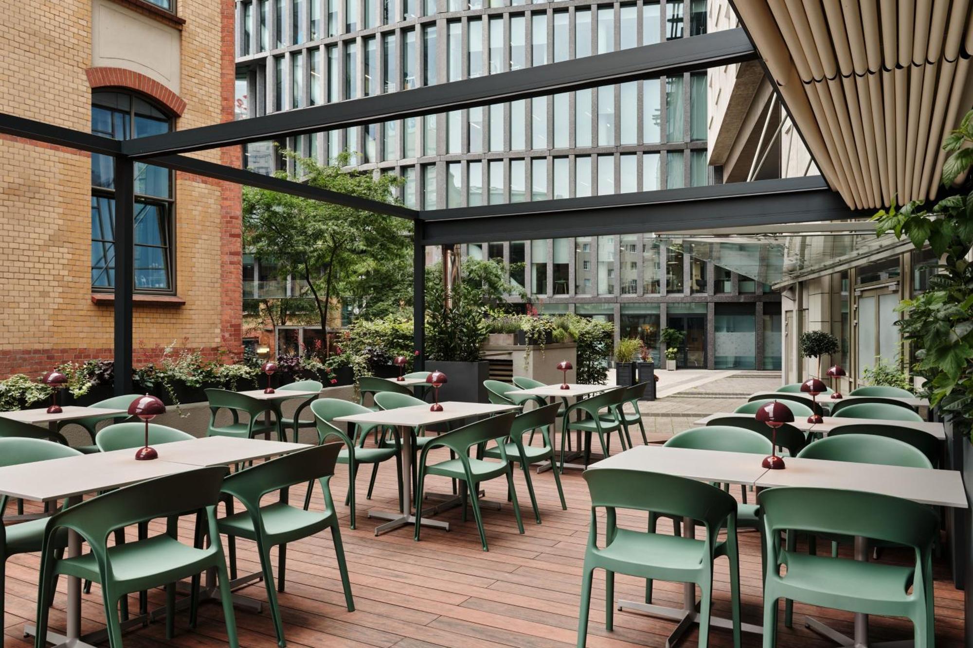 Sheraton Poznan Hotel Exterior foto The courtyard at the London Business School