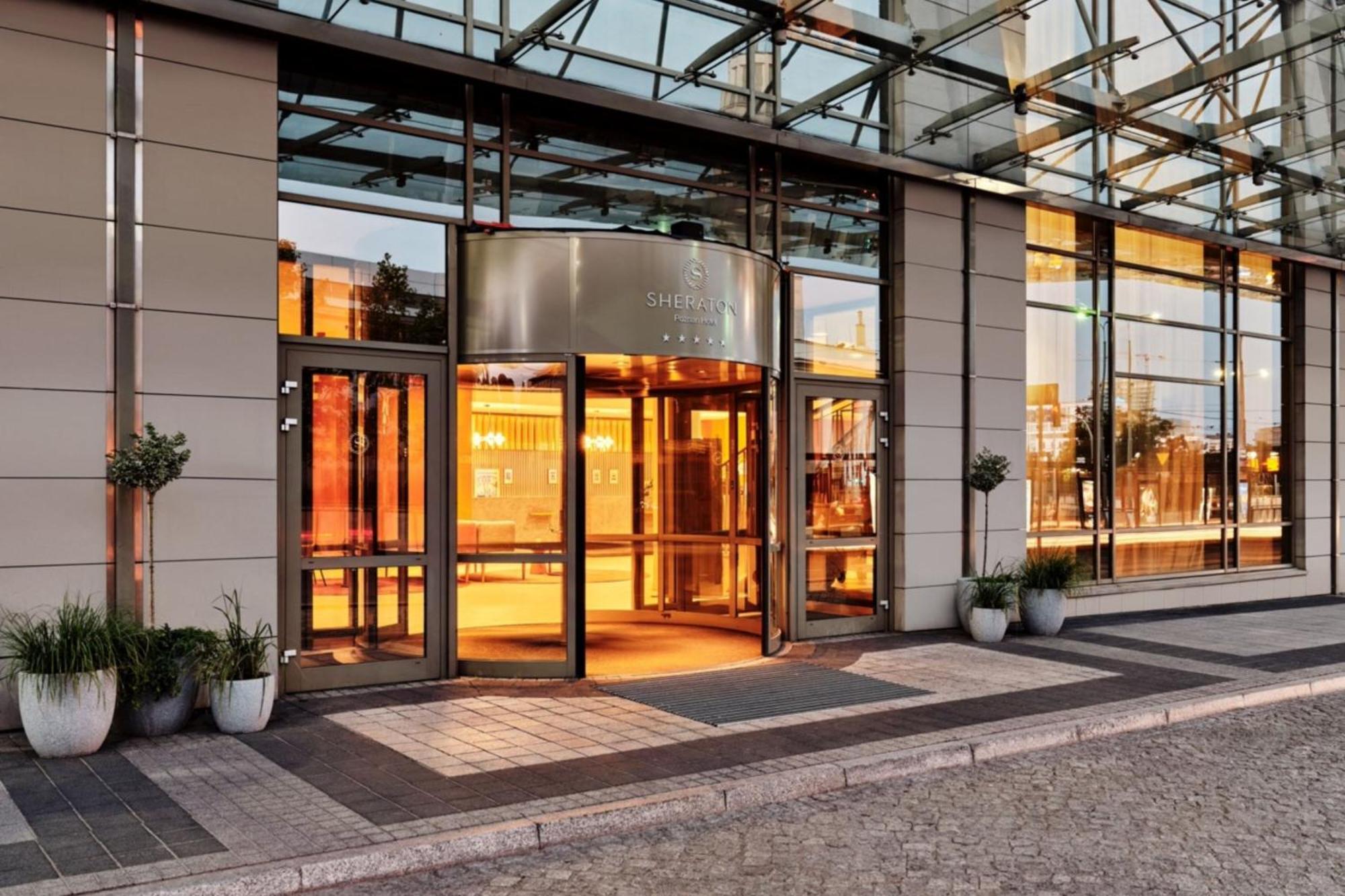 Sheraton Poznan Hotel Exterior foto Entrance to the hotel