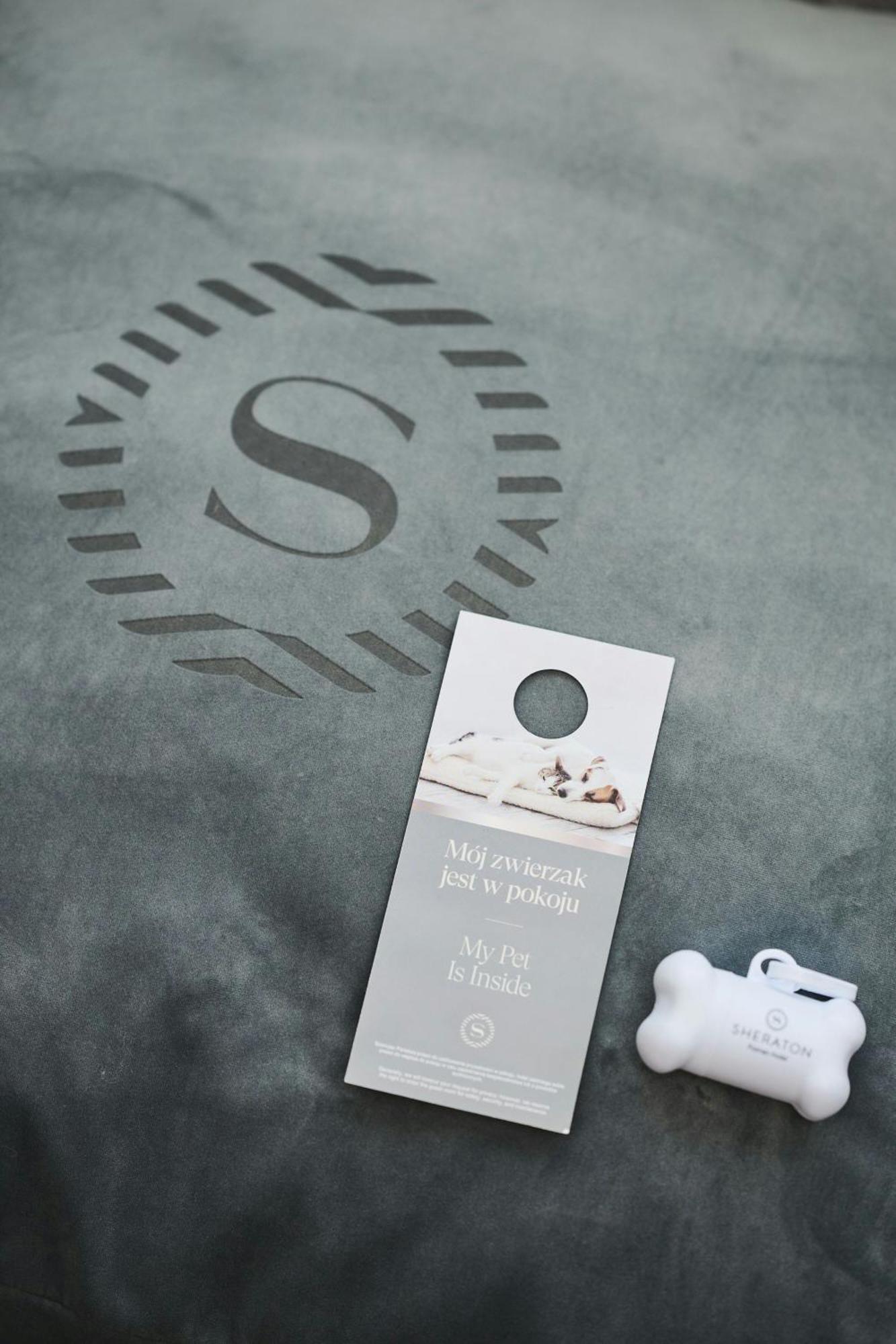 Sheraton Poznan Hotel Exterior foto A door hanger