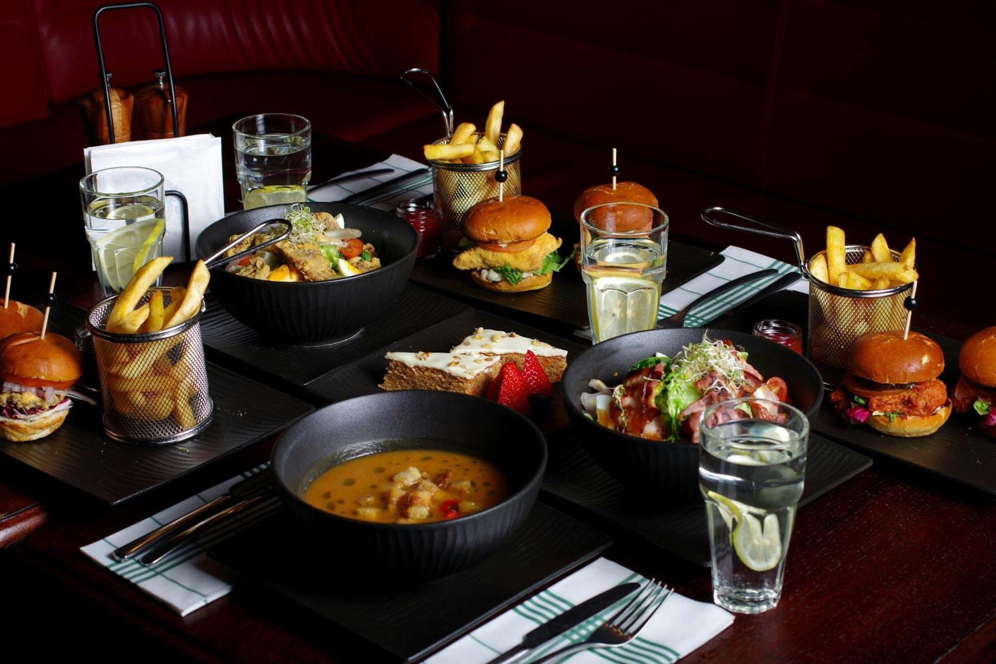 Sheraton Poznan Hotel Exterior foto A selection of dishes from the restaurant