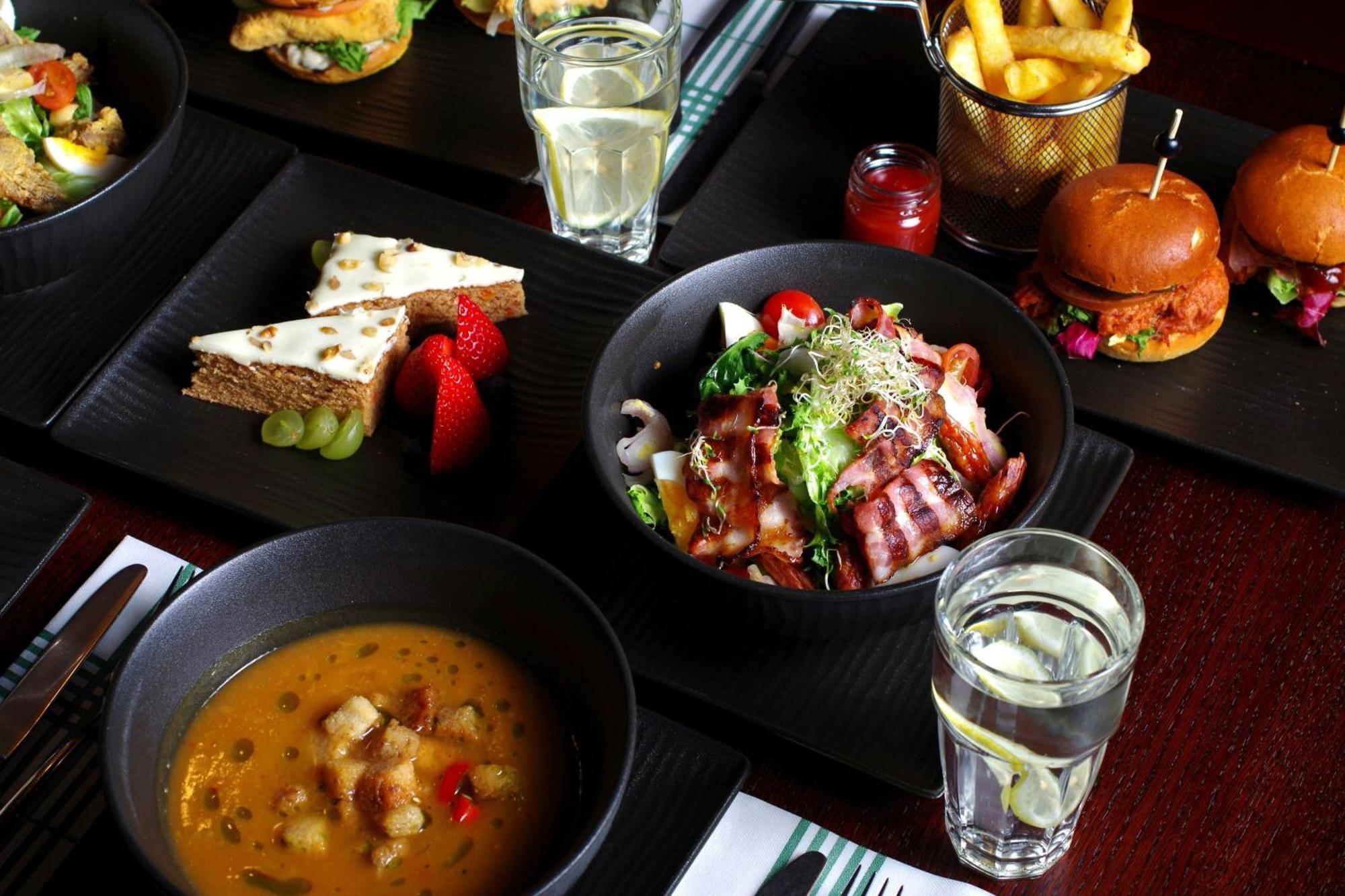 Sheraton Poznan Hotel Exterior foto A selection of dishes at the restaurant