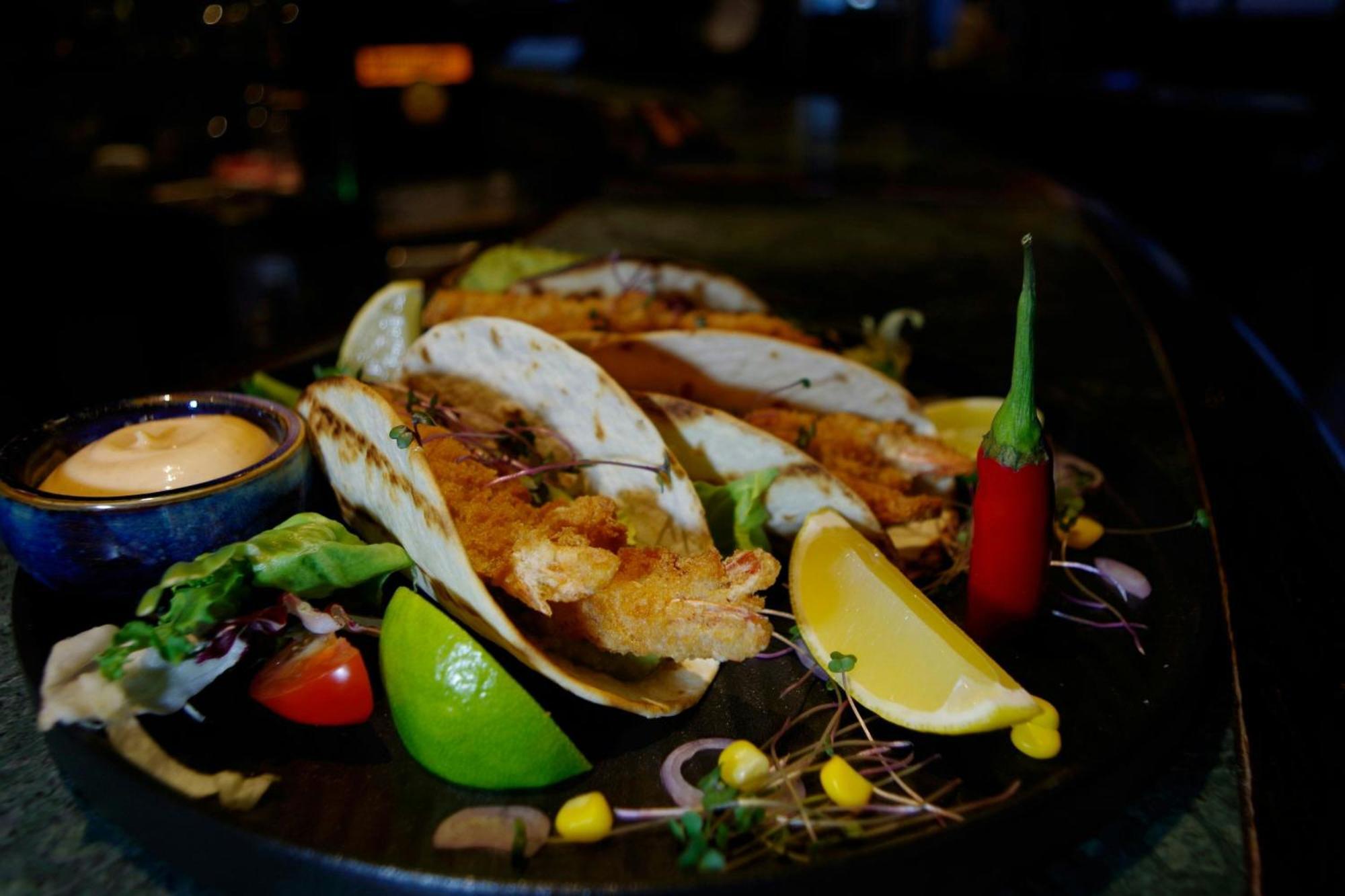 Sheraton Poznan Hotel Exterior foto A plate of grilled mussels